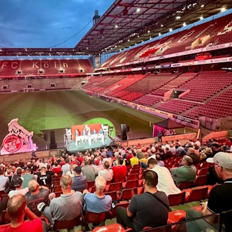 400 FC-Fans erschienen am Dienstagabend im Rhein-Energie-Stadion zum Mitgliederstammtisch.