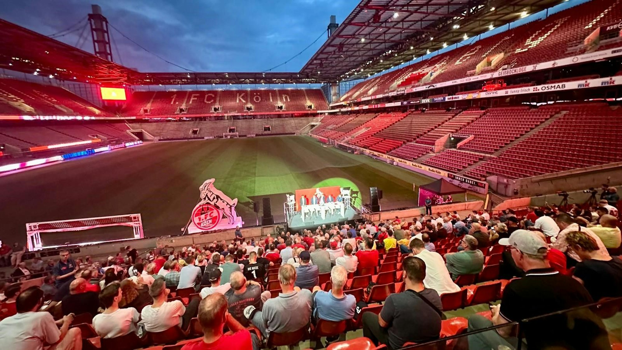 400 FC-Fans erschienen am Dienstagabend im Rhein-Energie-Stadion zum Mitgliederstammtisch.