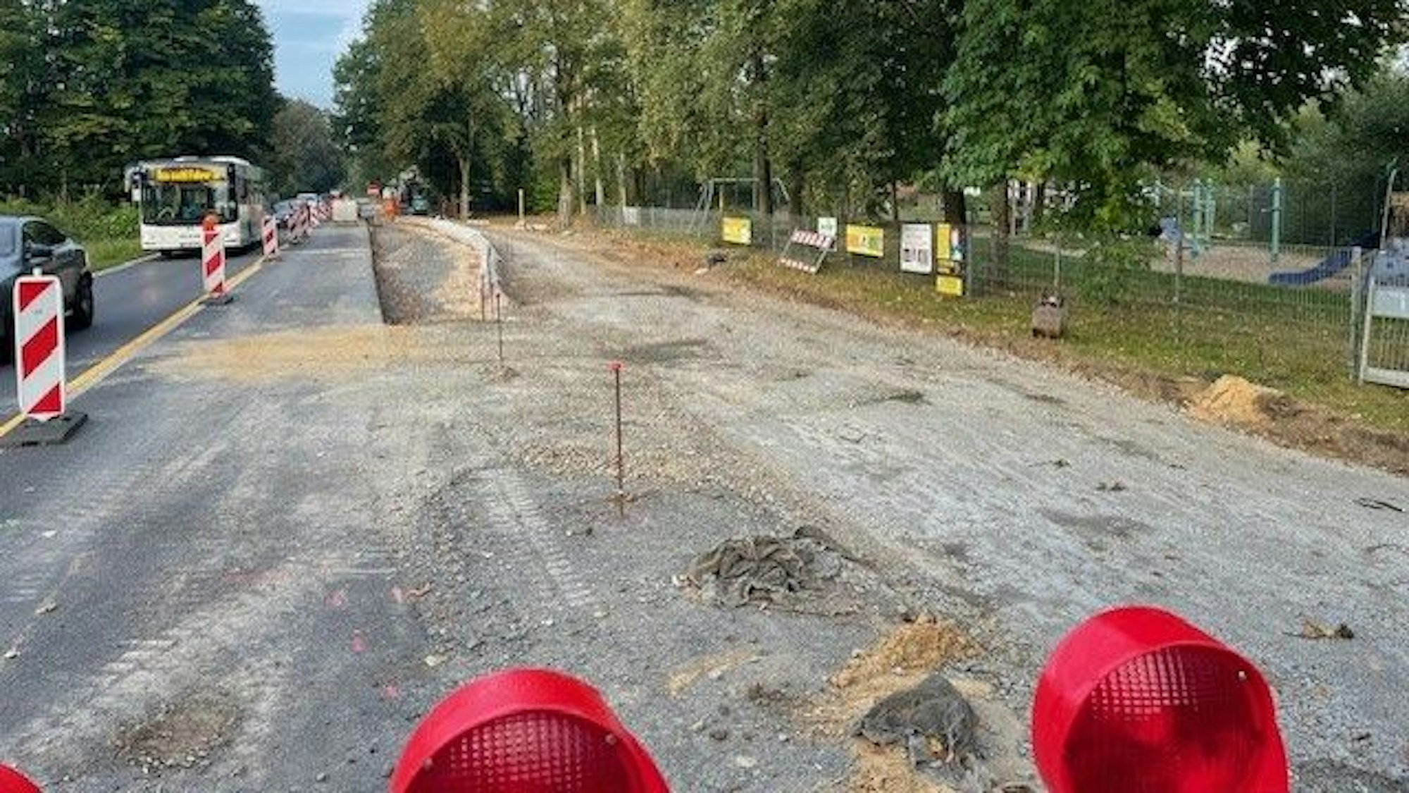 Eine Baustelle auf einer einseitig gesperrten Bundesstraße
