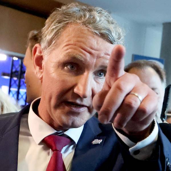 Björn Höcke (AfD), Partei- und Fraktionsvorsitzender der AfD in Thüringen und Spitzenkandidat, geht durch den Landtag.