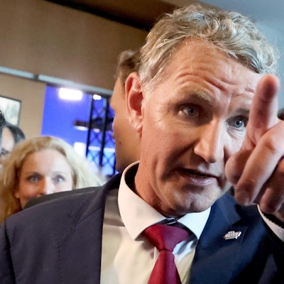 Björn Höcke (AfD), Partei- und Fraktionsvorsitzender der AfD in Thüringen und Spitzenkandidat, geht durch den Landtag.