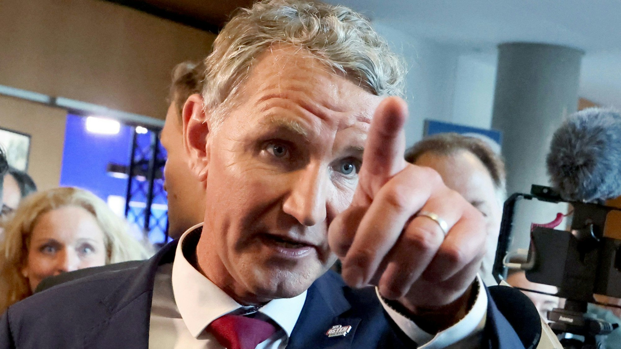 Björn Höcke (AfD), Partei- und Fraktionsvorsitzender der AfD in Thüringen und Spitzenkandidat, geht durch den Landtag.