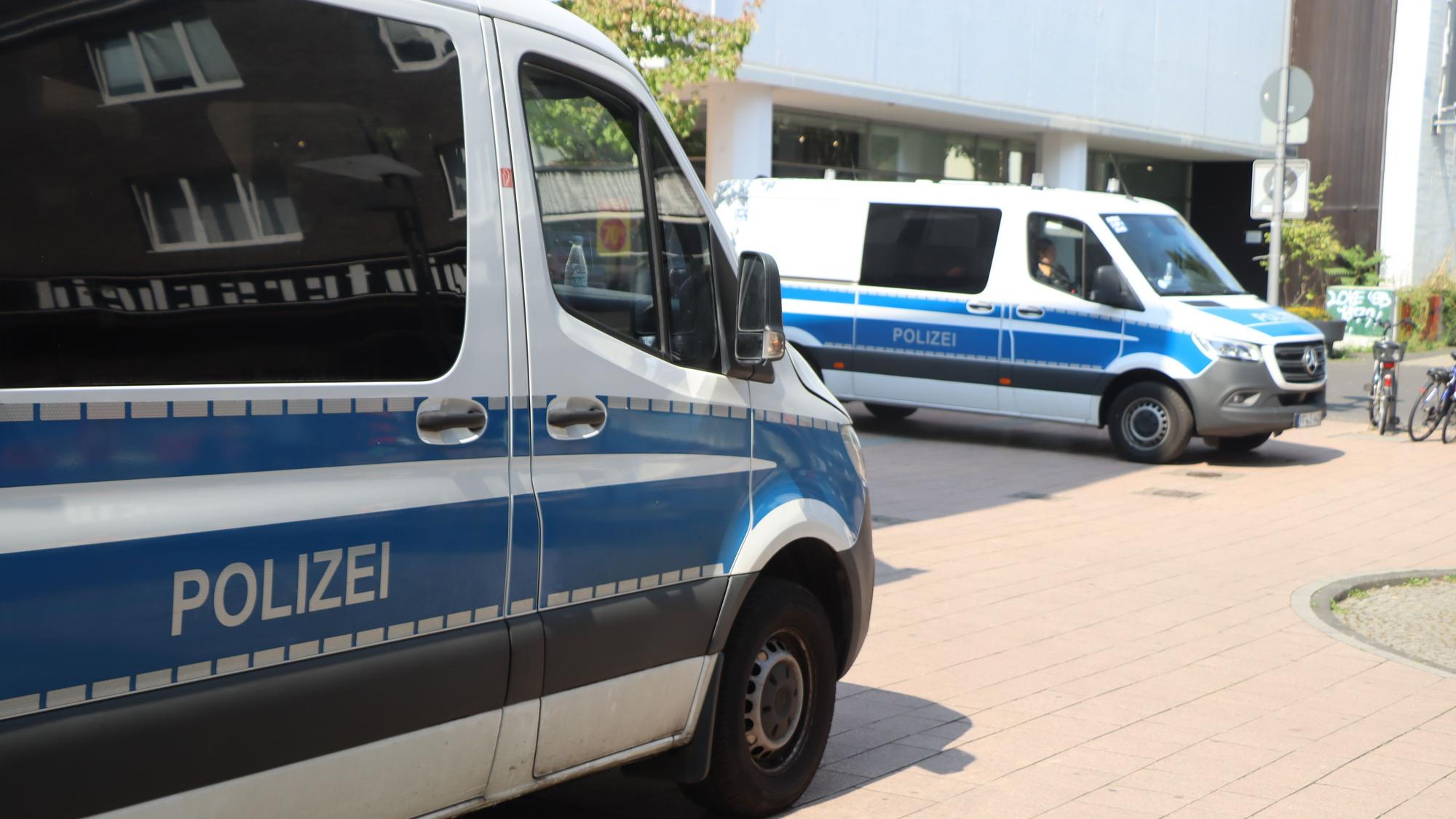 Auf dem Foto sind Polizei-Mannschaftswagen in der Brühler Innenstadt zu sehen.