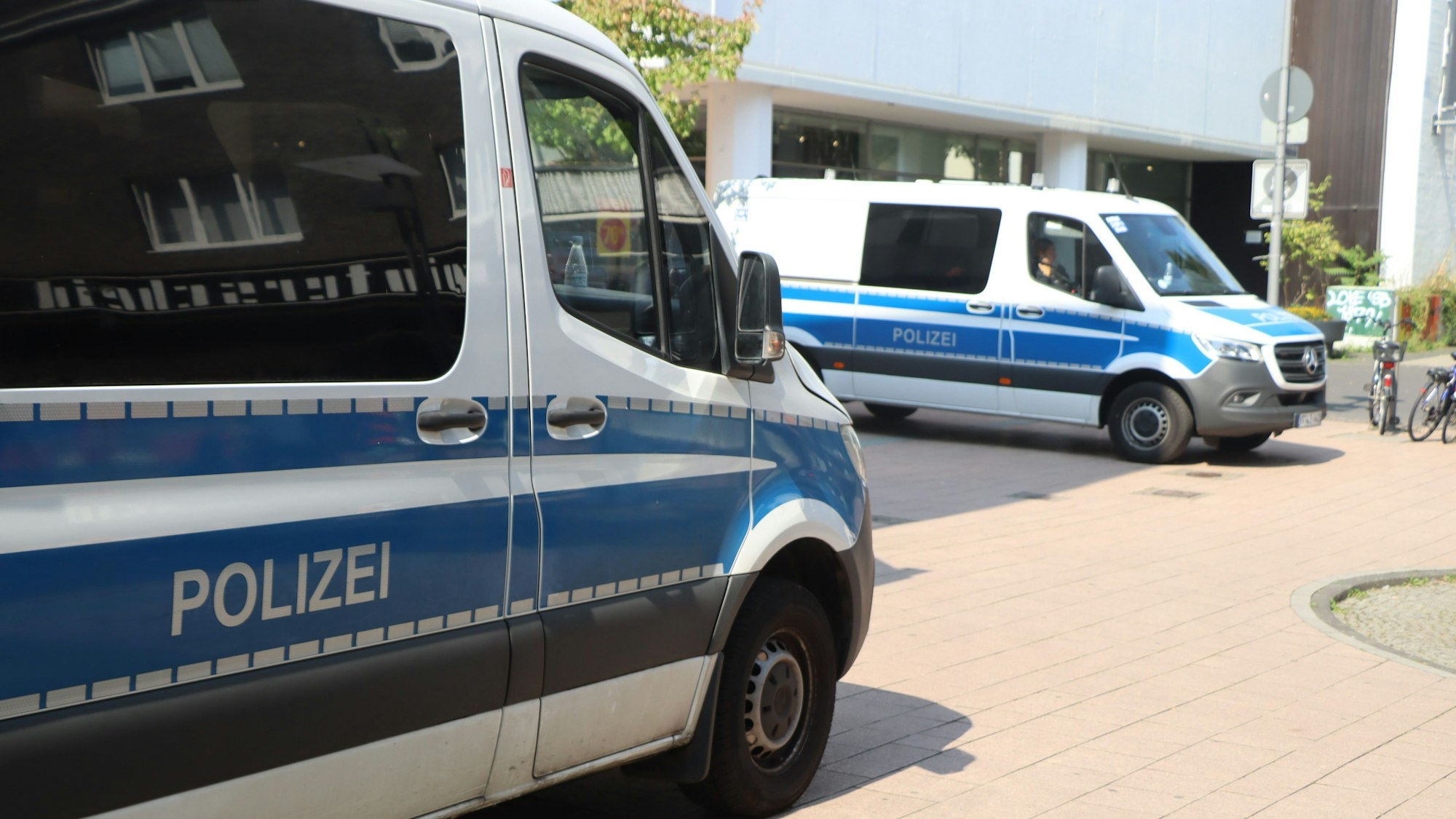 Auf dem Foto sind Polizei-Mannschaftswagen in der Brühler Innenstadt zu sehen.