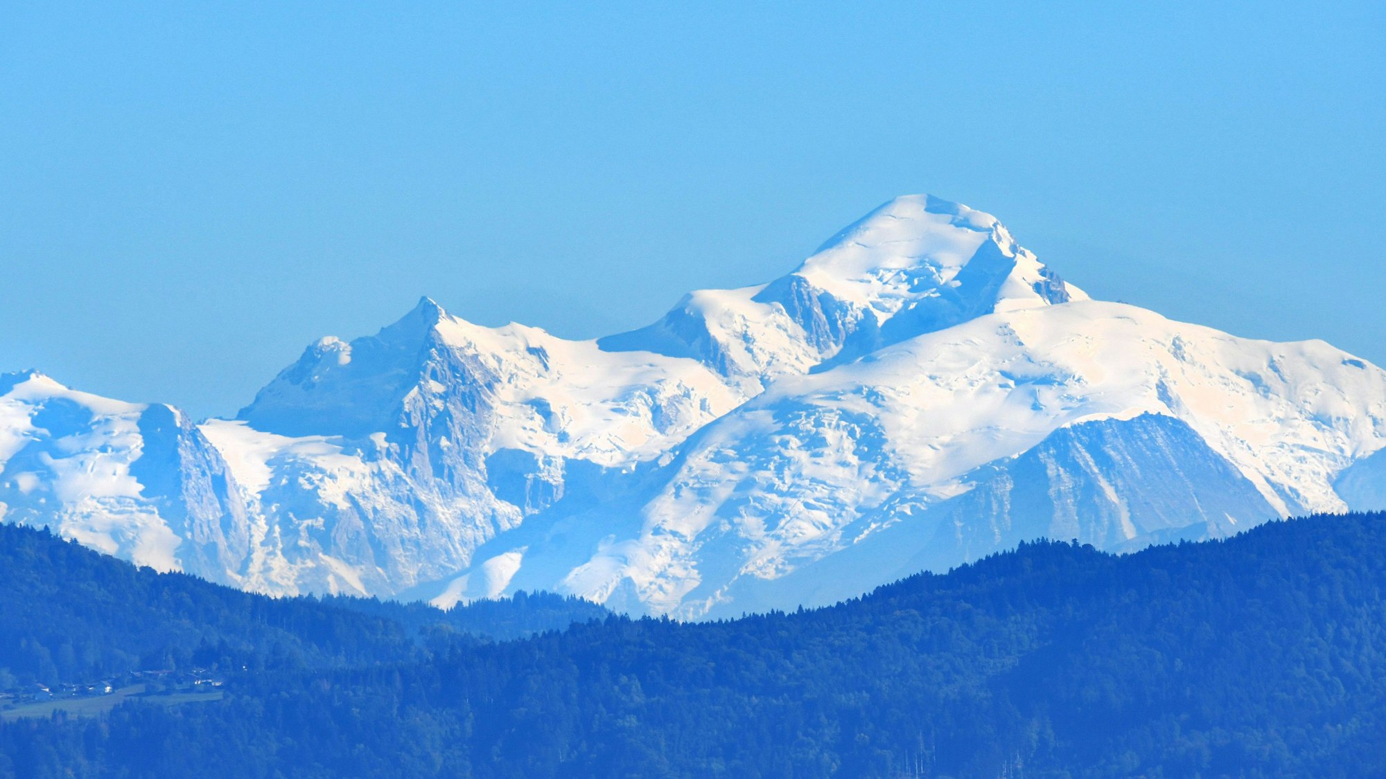 Der schneebedeckte Mont Blanc in den Alpen.