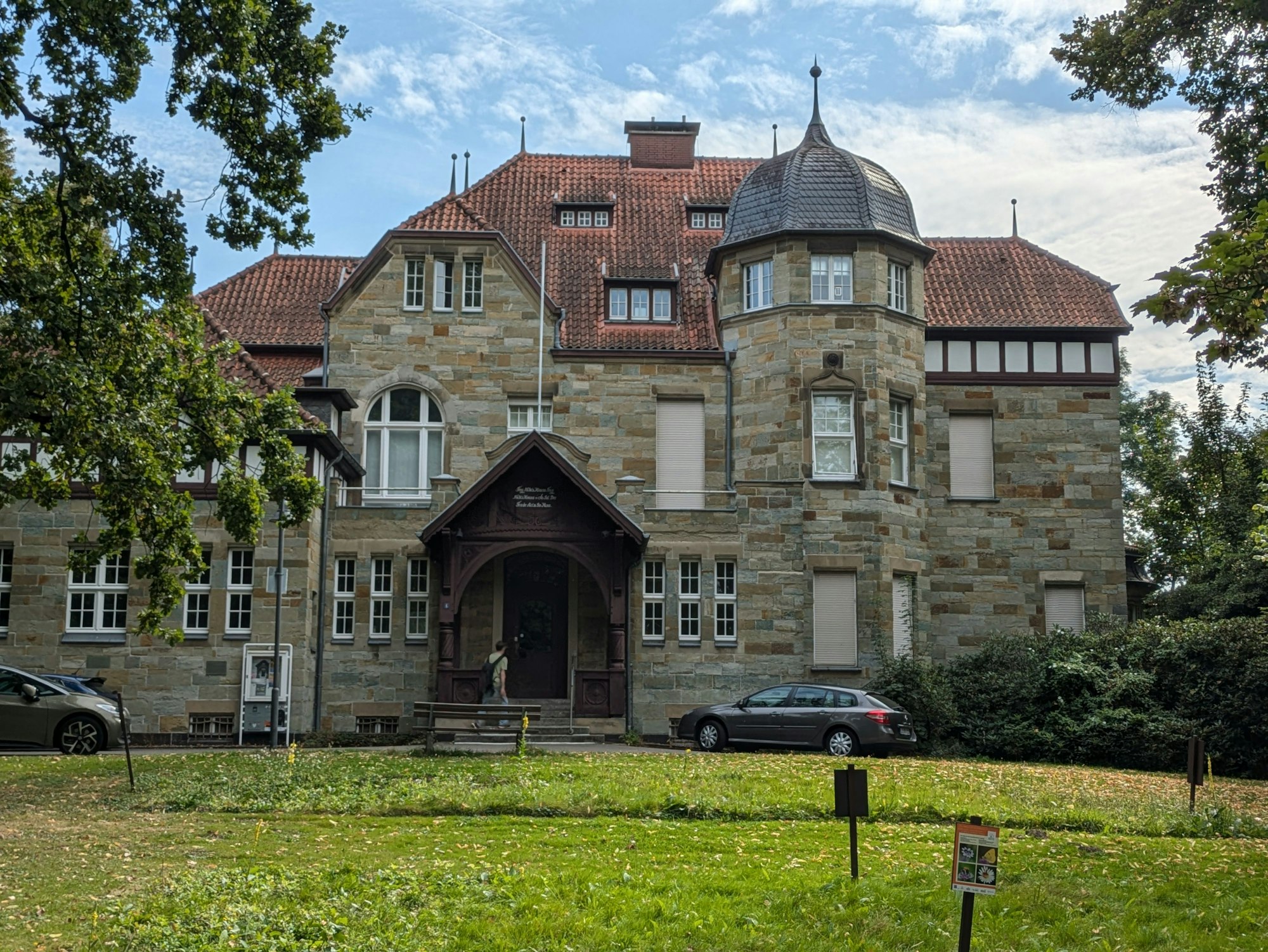 Ein altes Haus steht in einem Park.