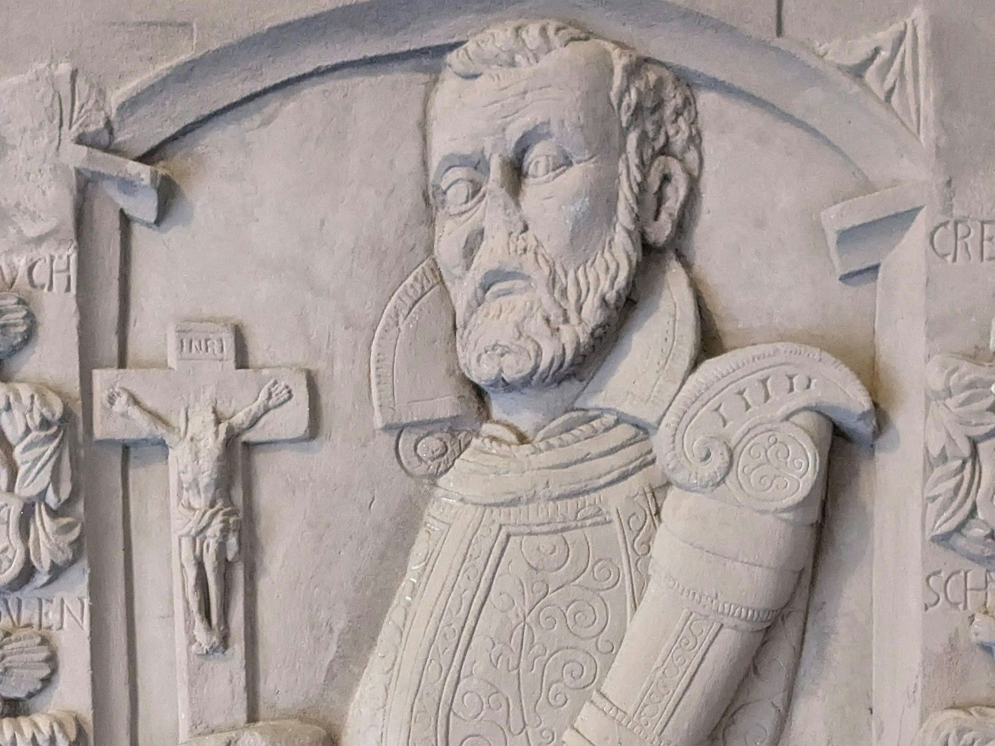 Der Grabstein des Hermann von Hambroich ist in der Pfarrkirche von Mechernich-Weyer zu sehen.