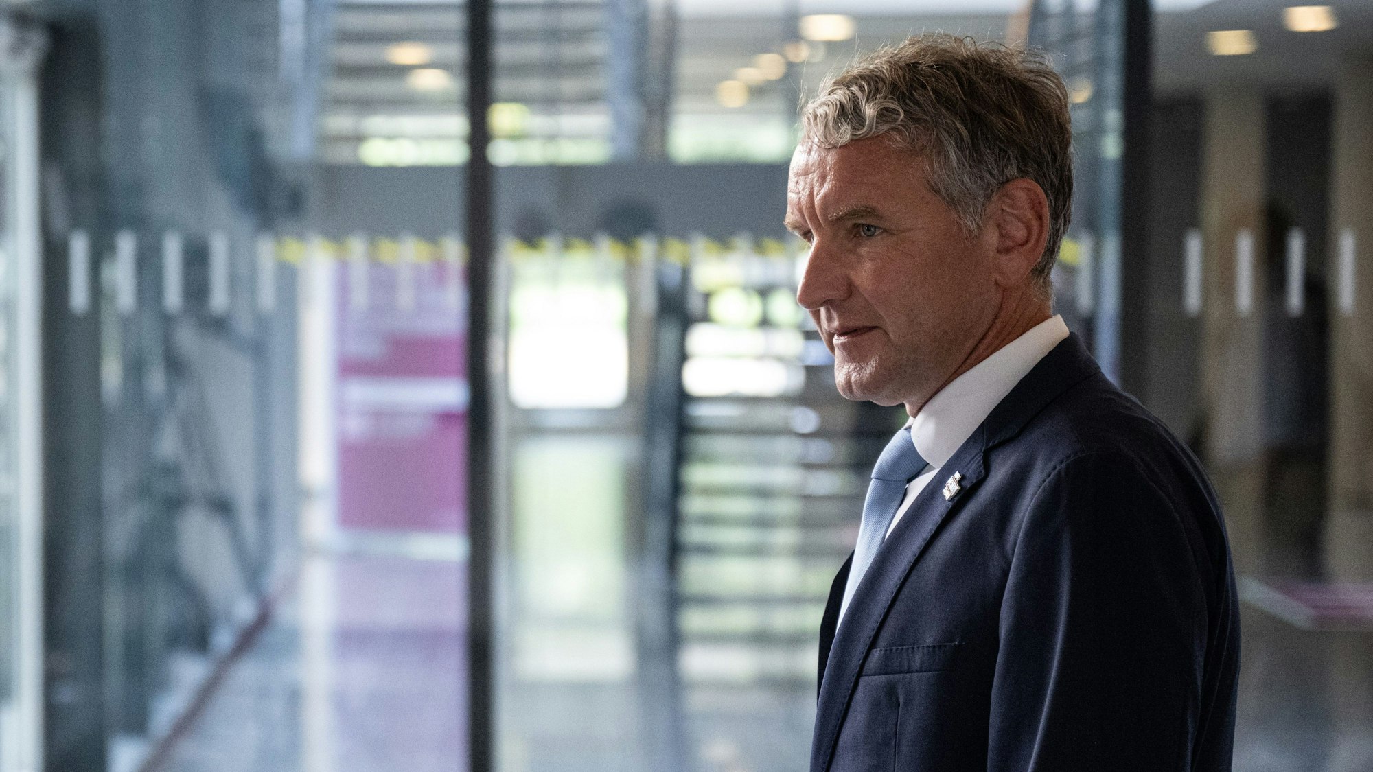 Björn Höcke (AfD), Partei- und Fraktionsvorsitzender der AfD in Thüringen, kommt zur Fraktionssitzung. Nach der Landtagswahl ist die AfD zu einer Fraktionssitzung zusammengekommen.