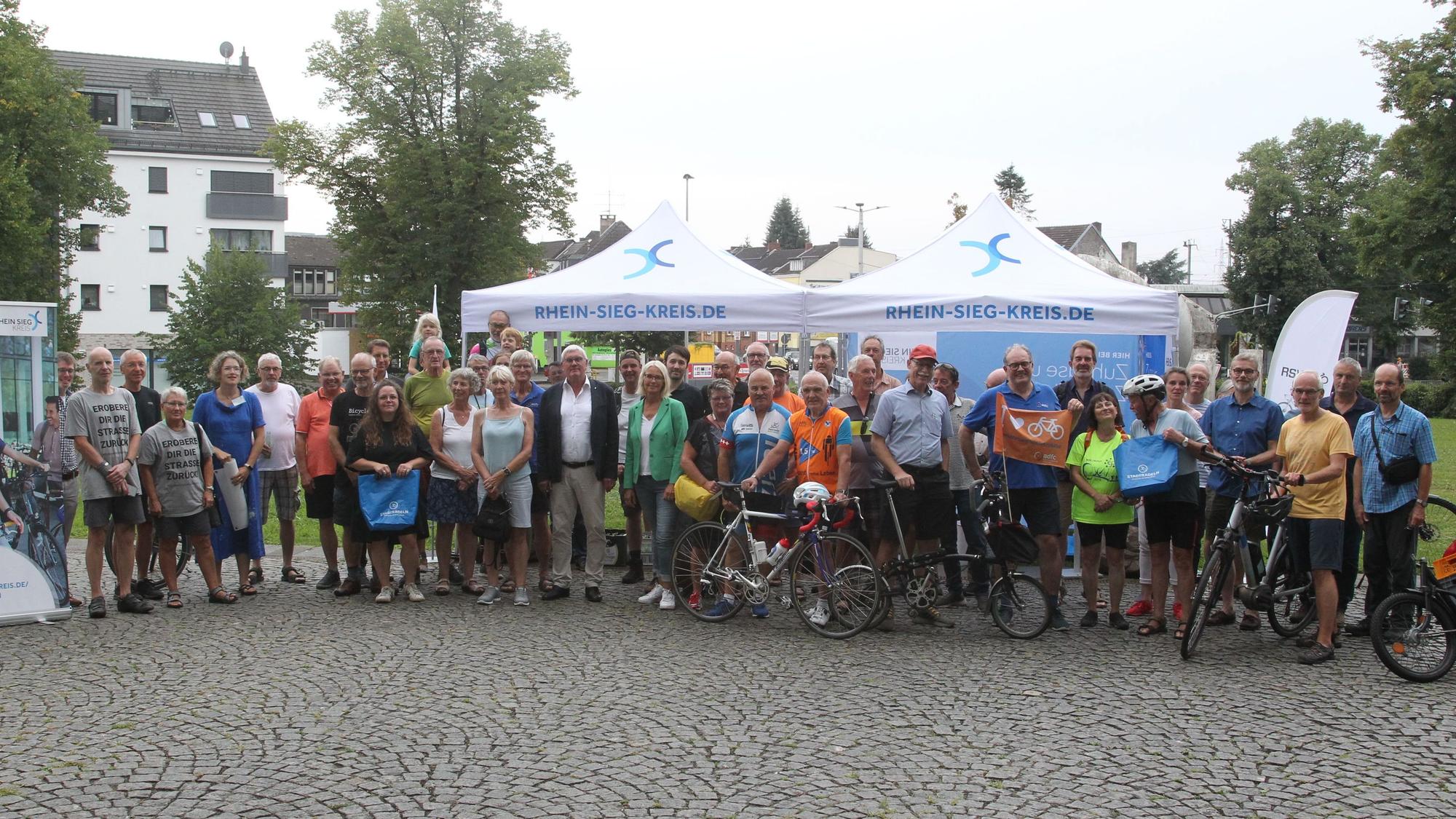 Start der Kampagne Stadtradeln: Landrat Sebastian Schuster und der ADFC geben den Startschuss für die dreiwöchige Aktion.