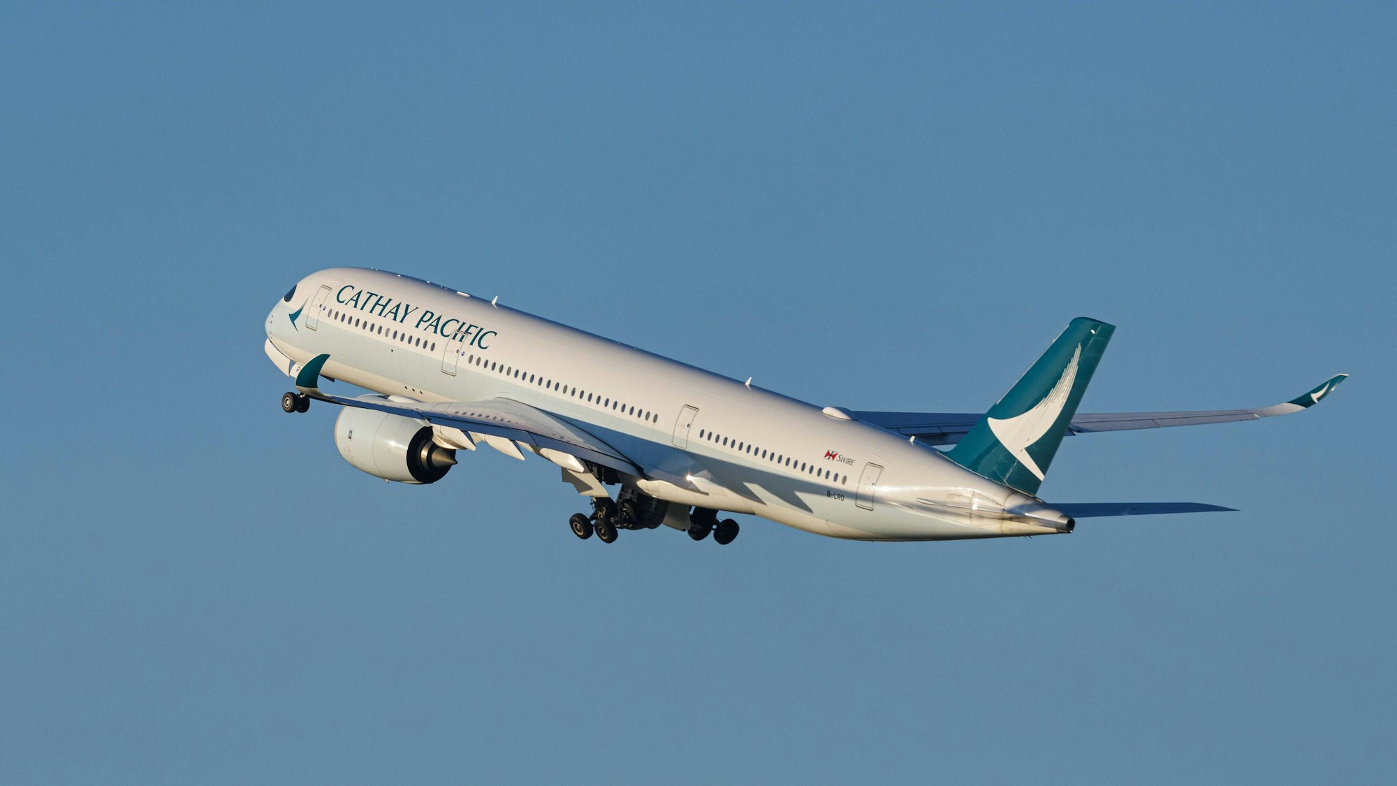 Ein Airbus A350 von Cathay Pacific Airways hebt ab.
