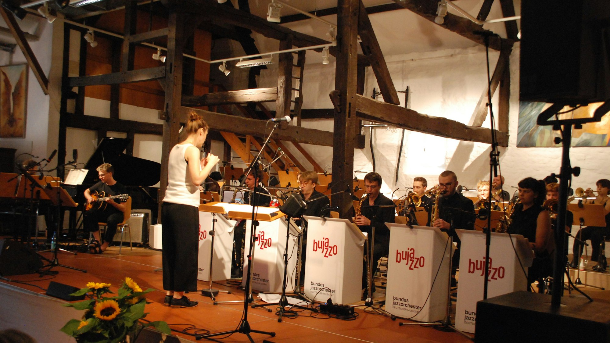 Blick auf die Musiker des das Bundesjazzorchesters.