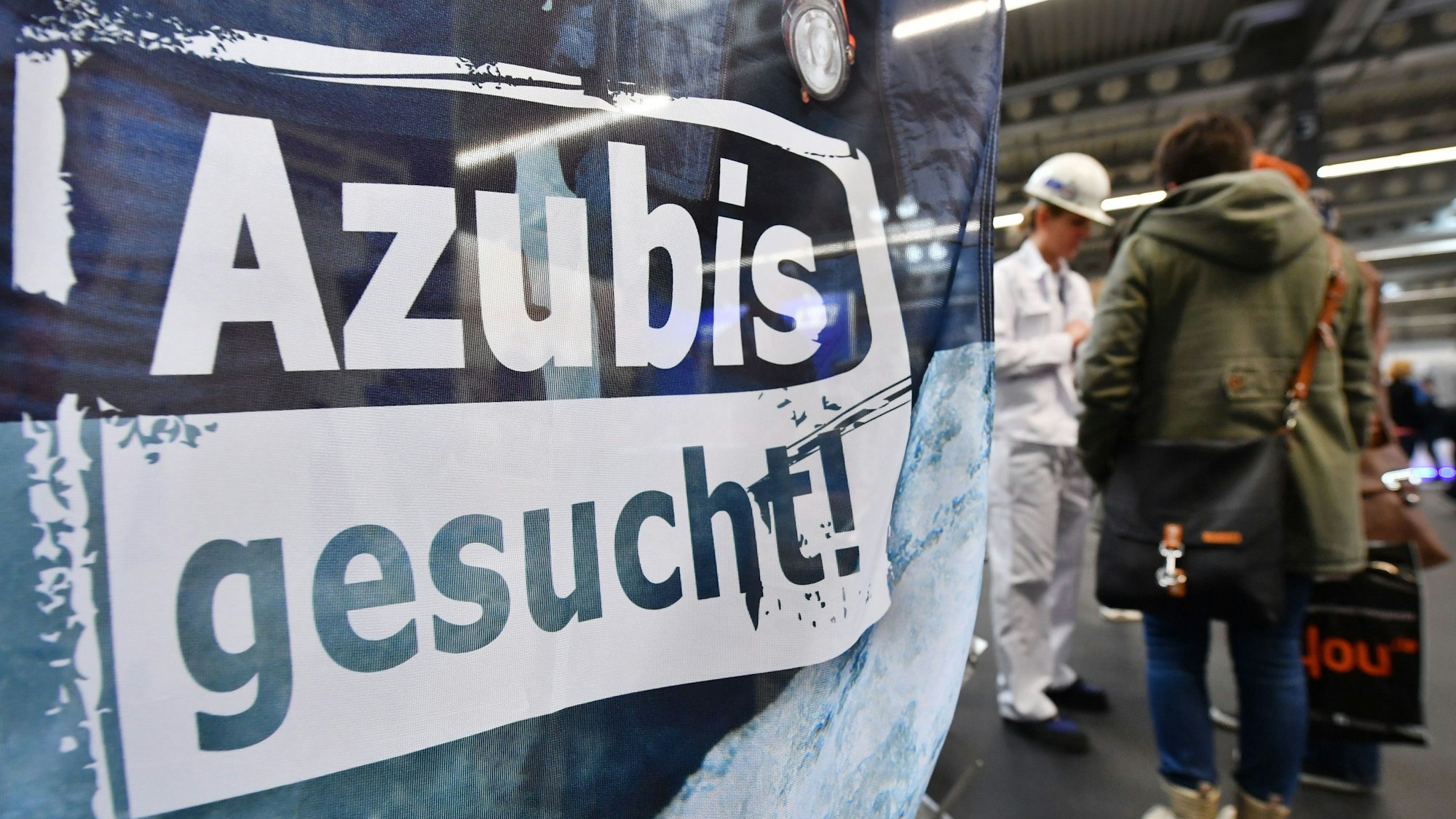 „Azubis gesucht“ steht auf einem Banner am Stand einer Firma beim Forum Berufsstart Mitteldeutschland in Erfurt. (Archivbild)