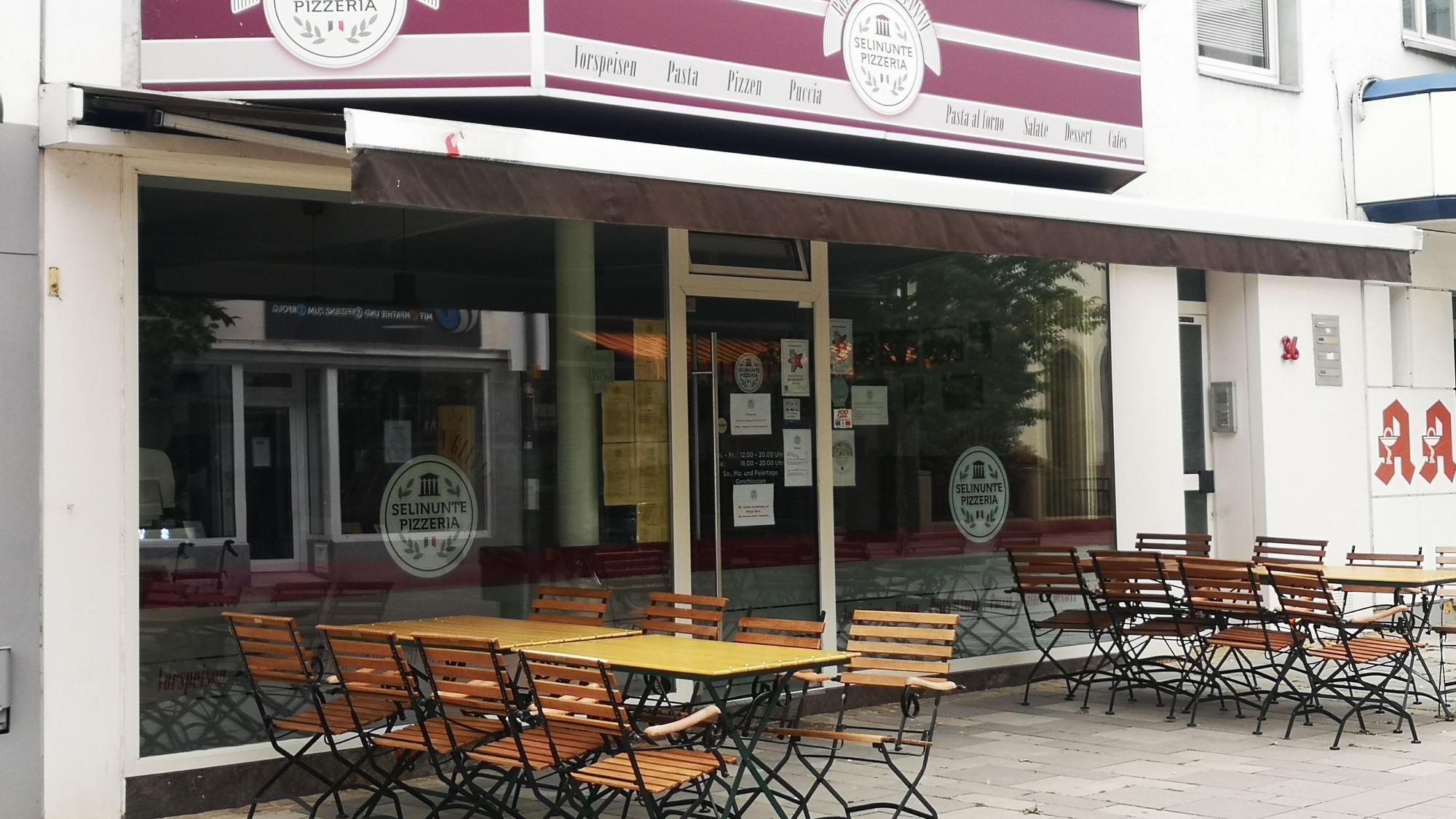 Die Pizzeria Selinunte Da Gianni in der Wesselinger Bahnhofstraße gehört zu den beliebtesten im Rhein-Erft-Kreis. Hier ist sie von außen zu sehen. Eine Jalousie ist eingefahren, draußen stehen Stühle und Tische.