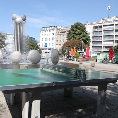 Auf dem Ebertplatz stehen seit Anfang August zwei neue Tischtennisplatten.