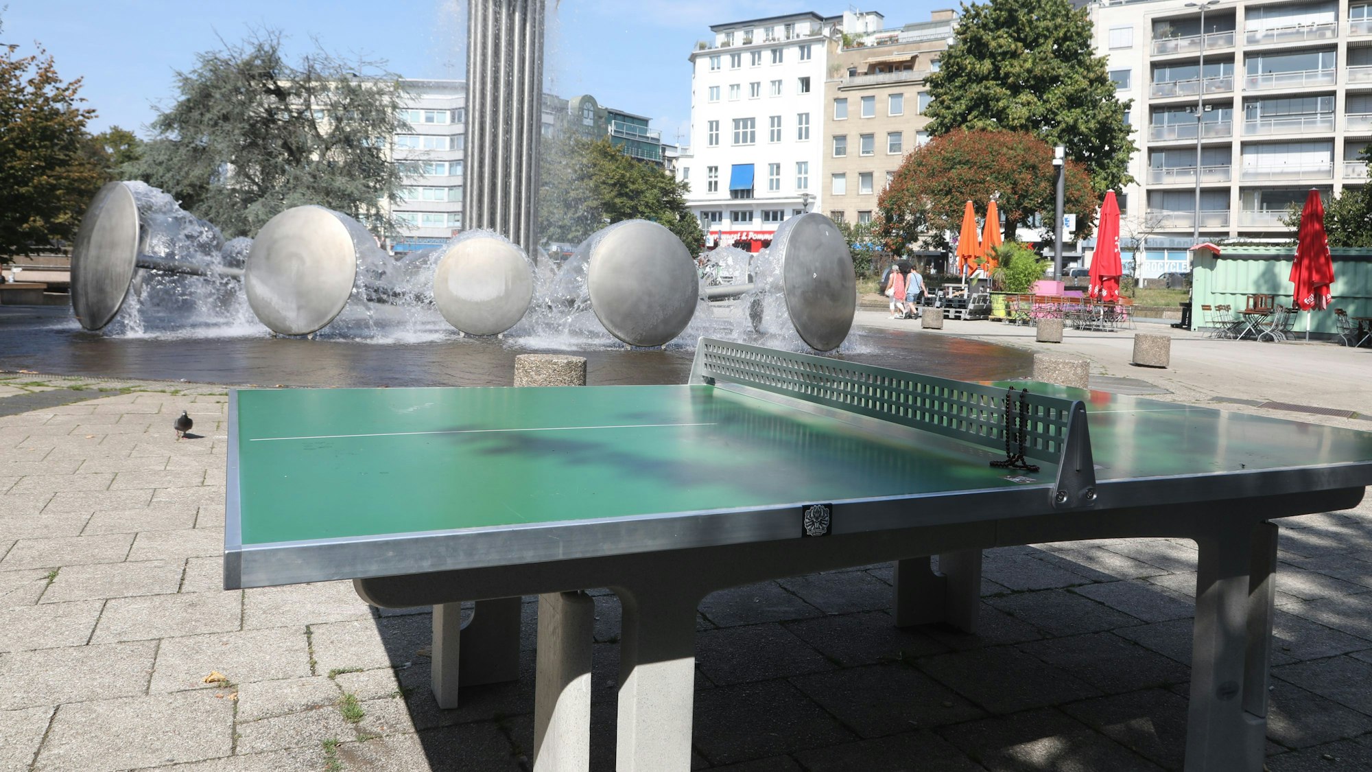 Auf dem Ebertplatz stehen seit Anfang August zwei neue Tischtennisplatten.