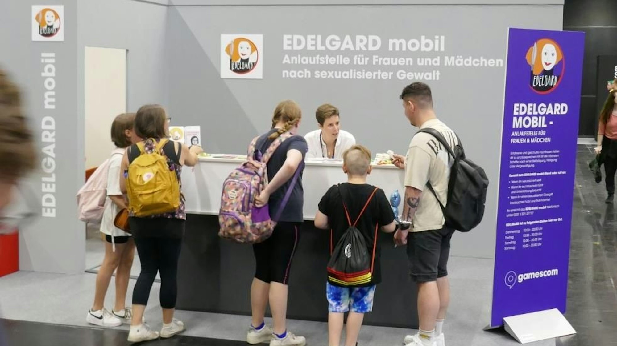 Edelgard Mobil auf der Gamescom: Die Anlaufstelle für Frauen und Mädchen nach sexualisierter Gewalt wurde auf der Messe von jungen Besuchern aufgesucht.