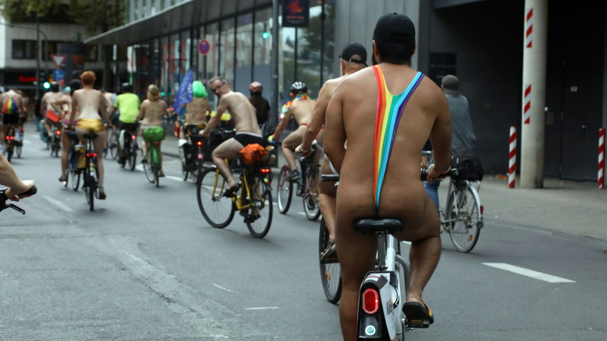 Die Teilnehmer wurden kreativ, um den polizeilichen Auflagen zu genügen. Komplette Nacktheit war verboten beim Naked Bike Ride