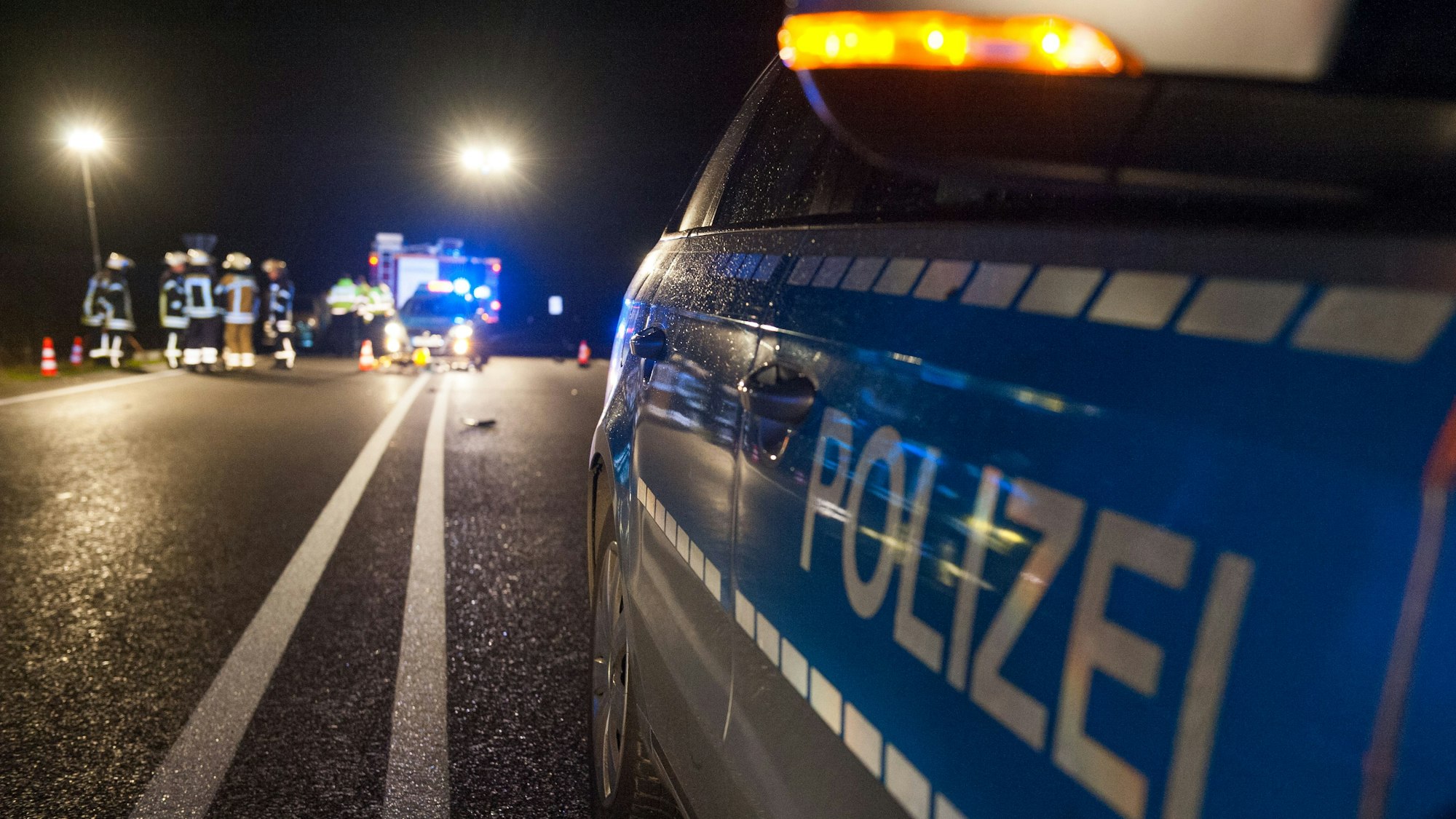 Streifenwagen der Polizei stehen auf der Bundesstraße (Symbolfoto).