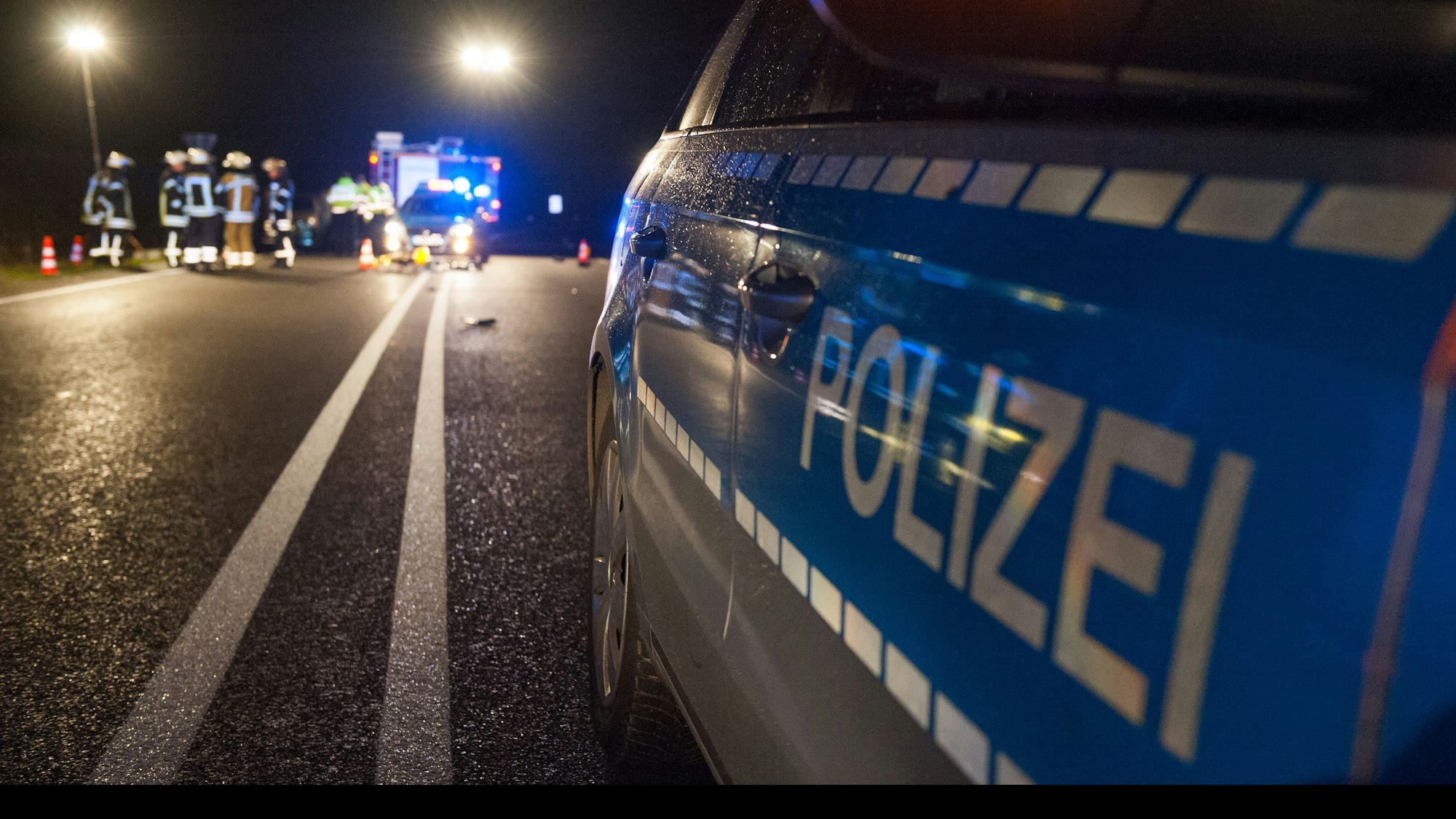 Ein Polizeieinsatz in der Nacht (Symbolfoto).