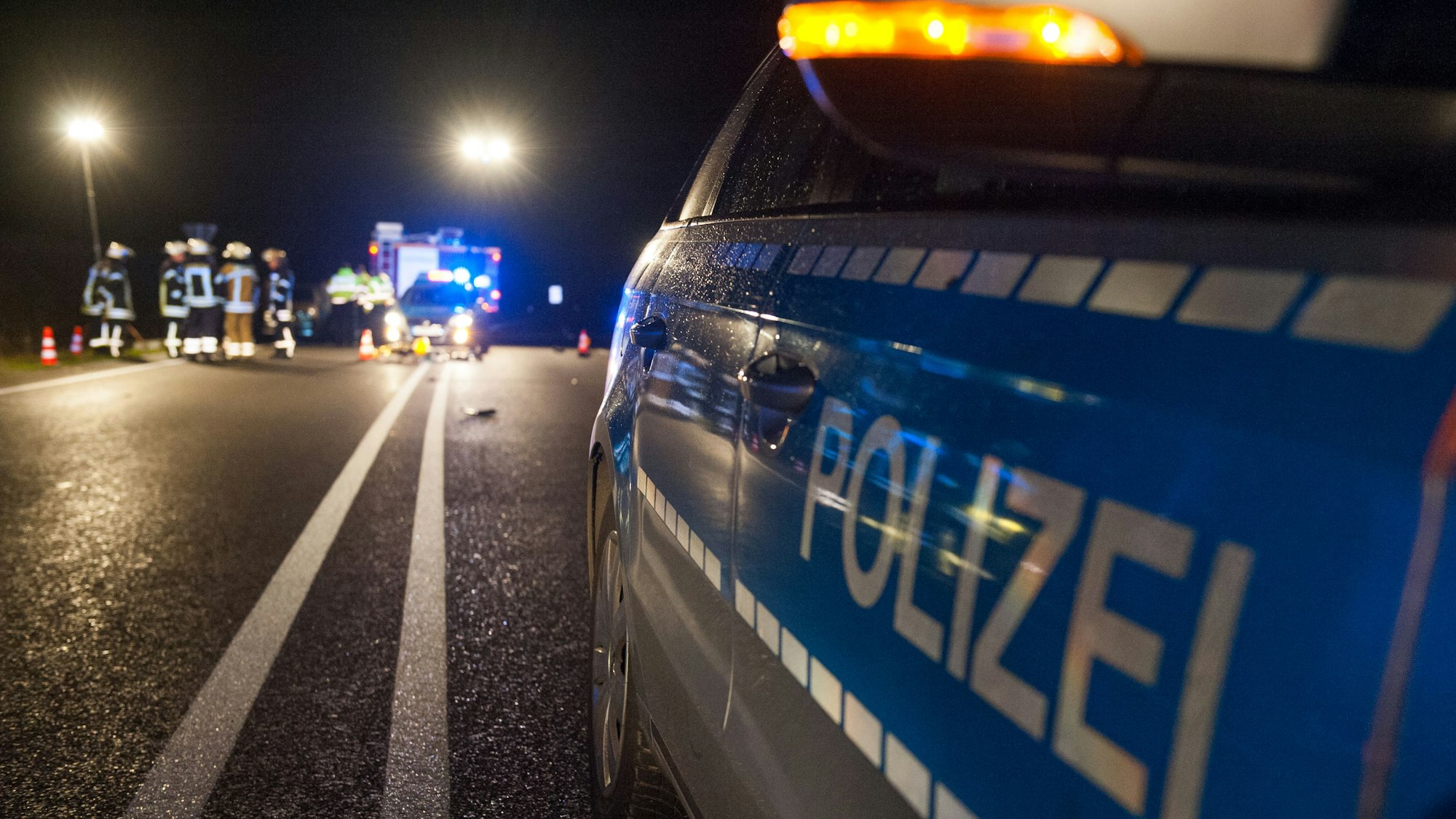 Die Polizei sucht den Fahrer eines schwarzen Kleinwagens, der einen Jugendlichen angefahren haben soll. (Symbolbild)