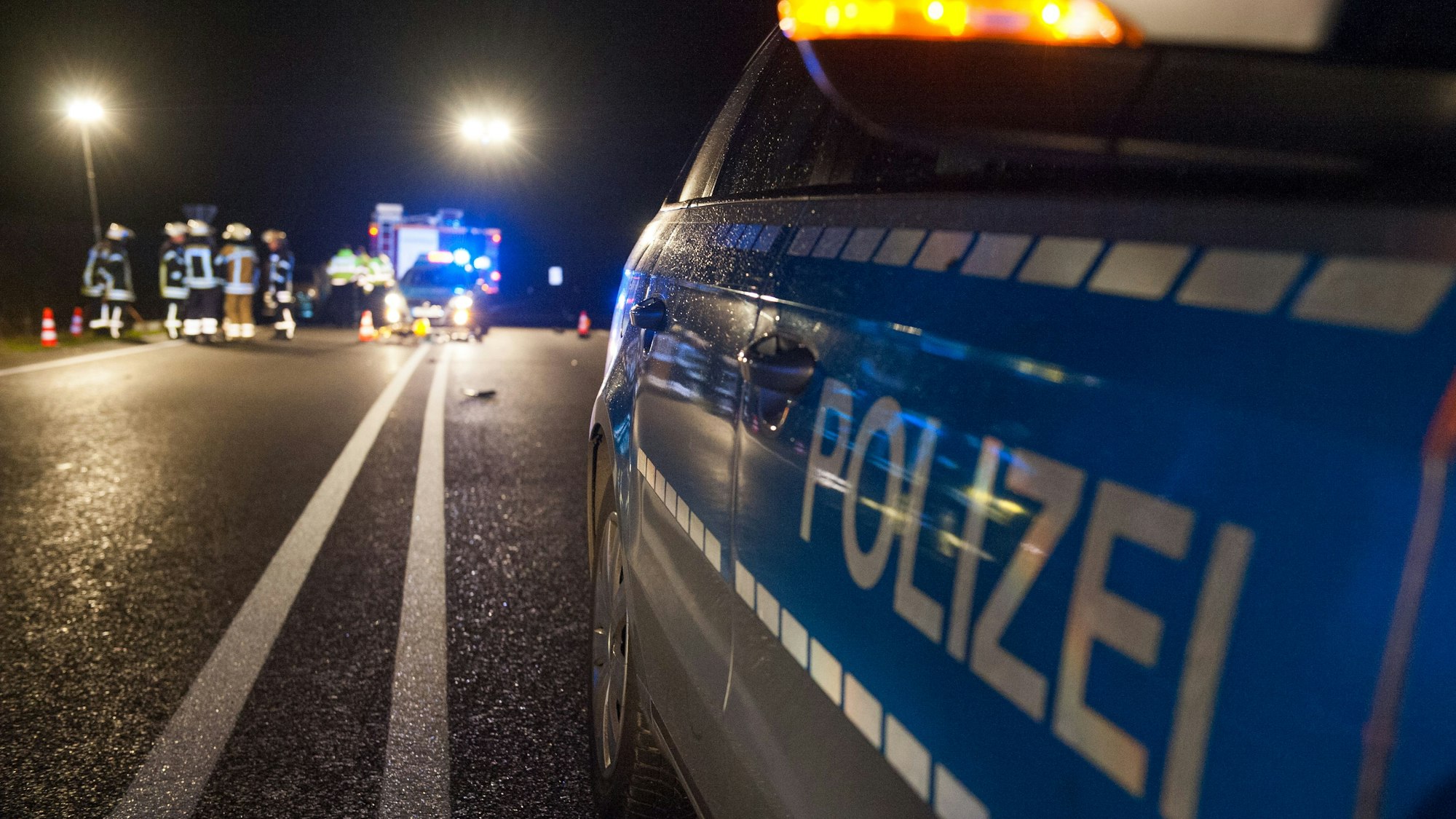 Eine nächtliche Polizeiszene in Hückelhoven. (Symbolbild)