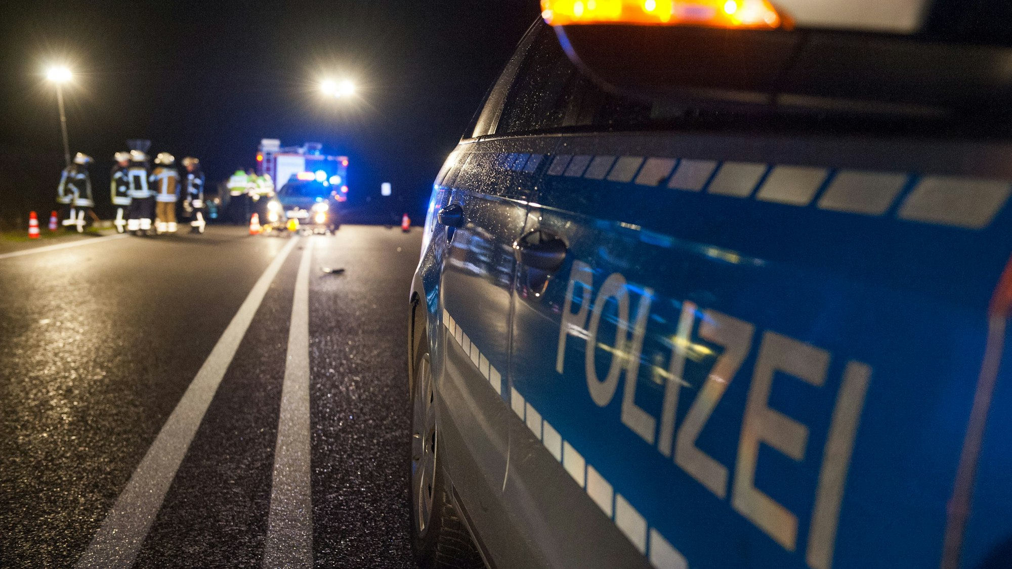 Ein Polizeiauto in der Nacht. (Symbolbild)