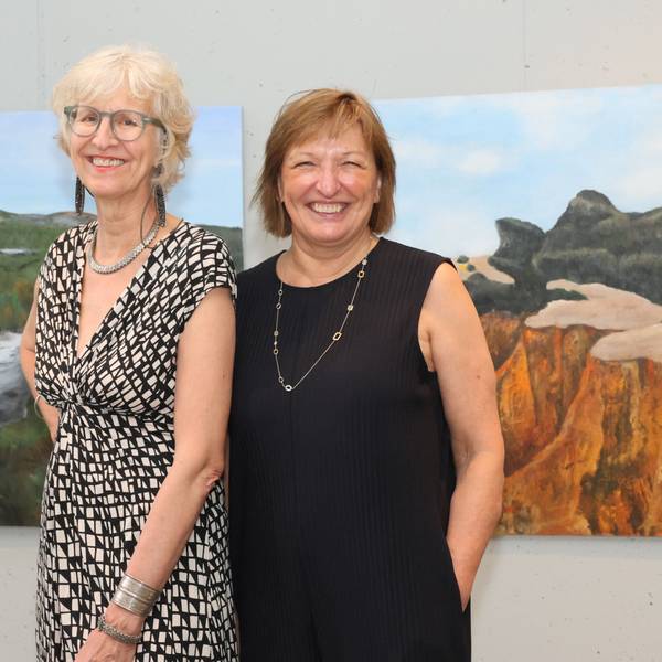 Inge Maxeiner und Annemarie Busse stehen bei einer Vernissage nebeneinander.