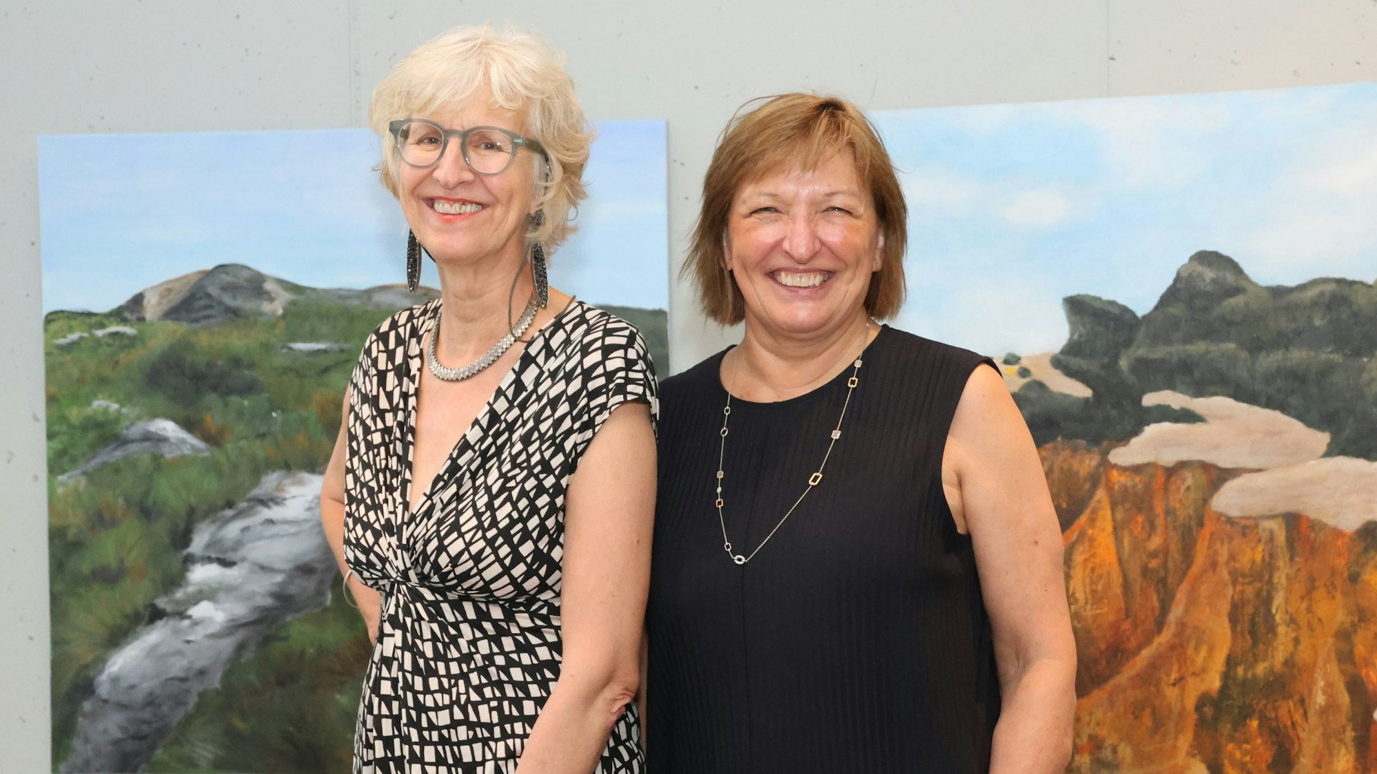Inge Maxeiner und Annemarie Busse stehen bei einer Vernissage nebeneinander.
