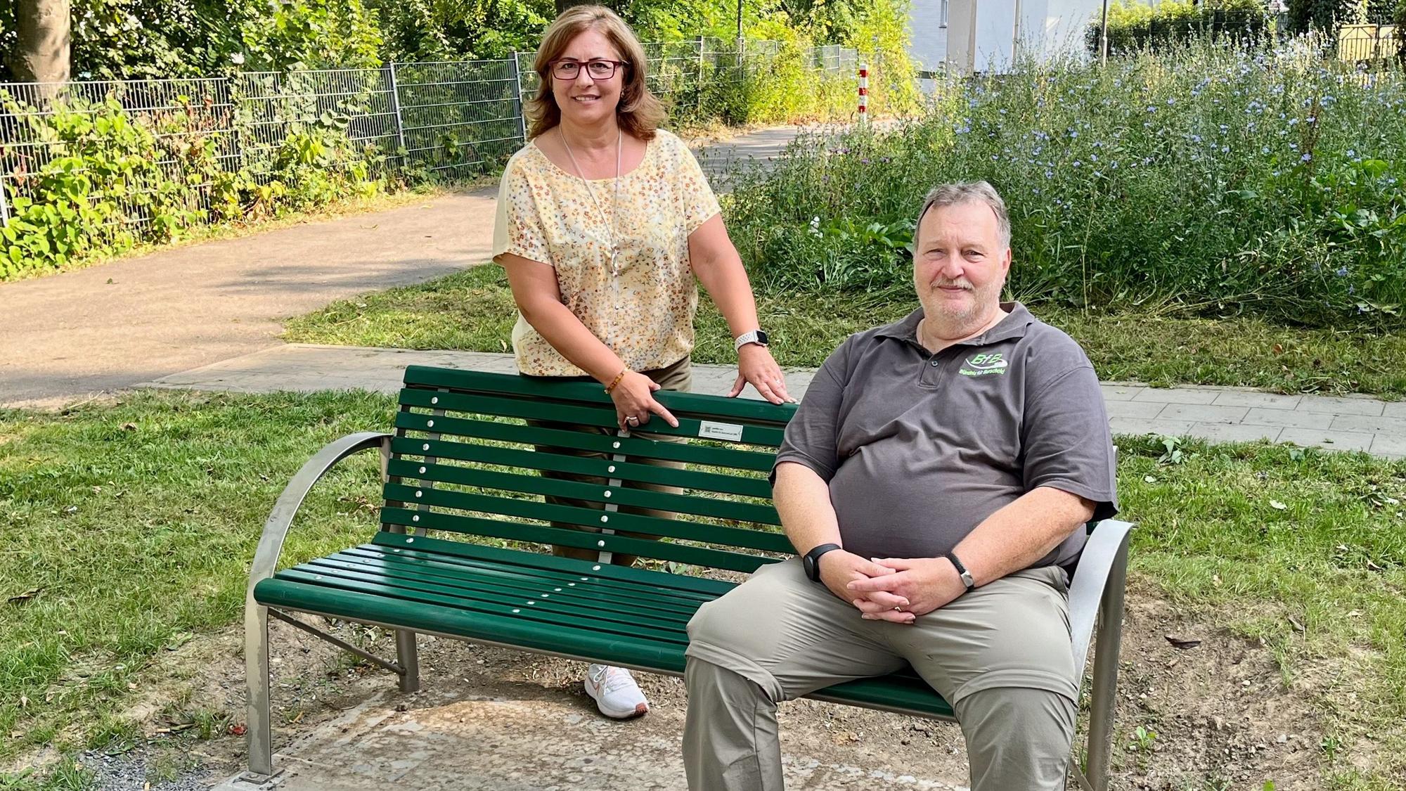 Das Bündnis für Burscheid stiftet eine Parkbank für den neuen Bouleplatz: Die stellvertretende Bürgermeisterin, Stella Ignatz (BfB), und BfB- Vorsitzender Volker Höttgen.