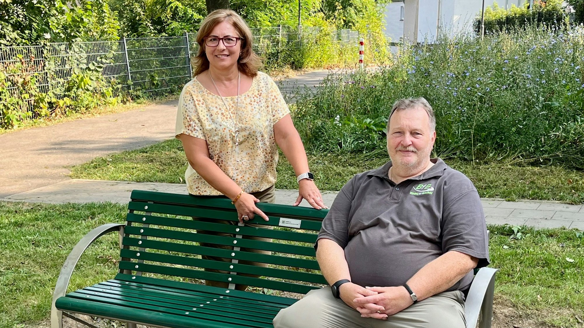 Das Bündnis für Burscheid stiftet eine Parkbank für den neuen Bouleplatz: die stellvertretende Bürgermeisterin, Stella Ignatz (BfB), und BfB-Vorsitzender Volker Höttgen