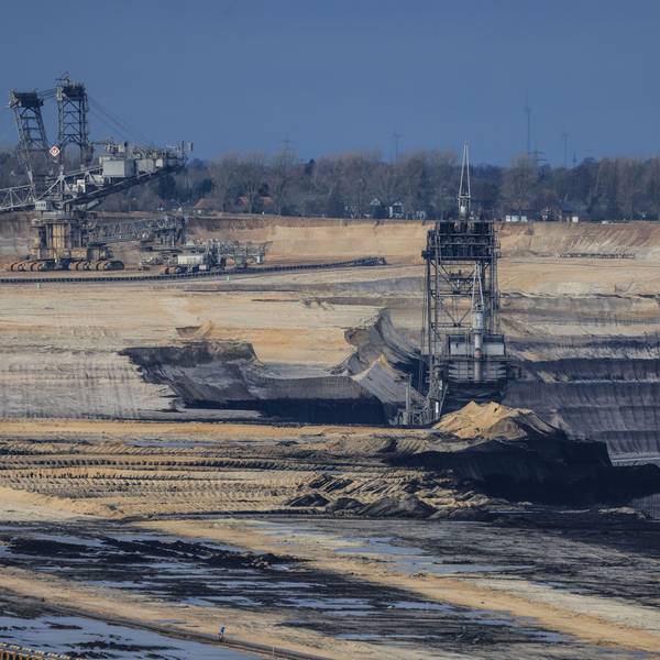 Bagger stehen im Braunkohletagebau Garzweiler.