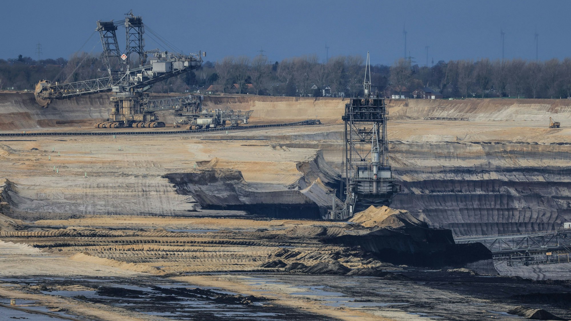 Bagger stehen im Braunkohletagebau Garzweiler.