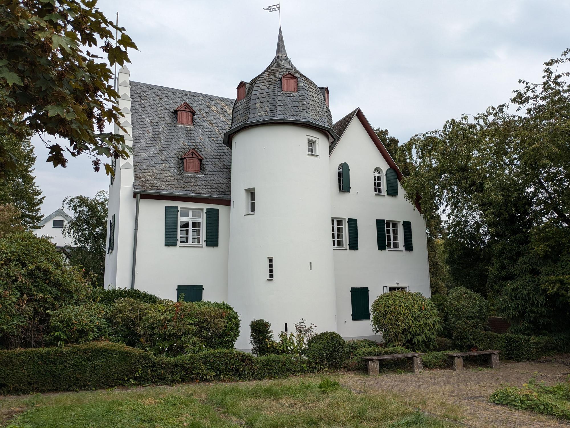 Ein historisches Gebäude steht in einem Park.