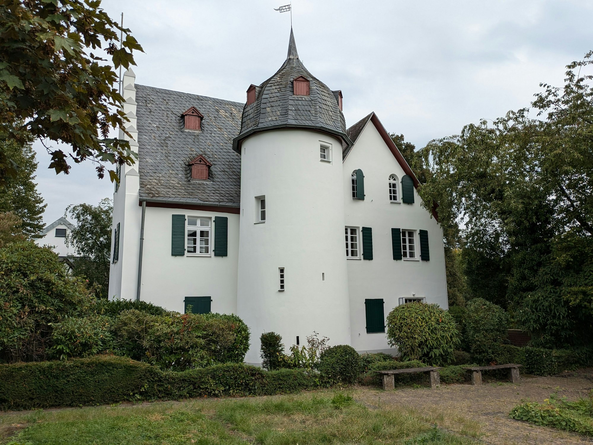 Ein historisches Gebäude steht in einem Park.
