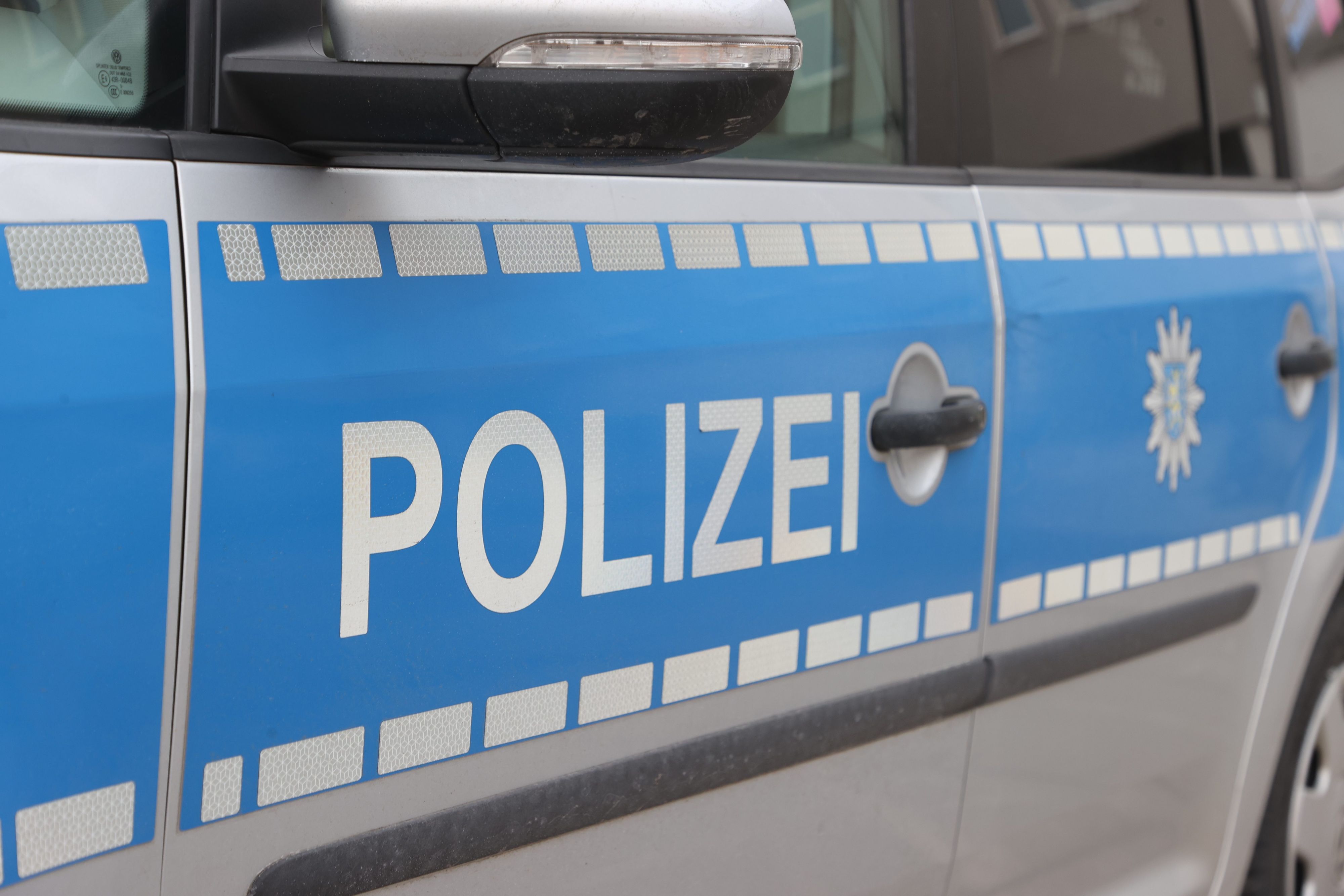 Schriftzug "Polizei" an einem Dienstauto der Thüringer Polizei.