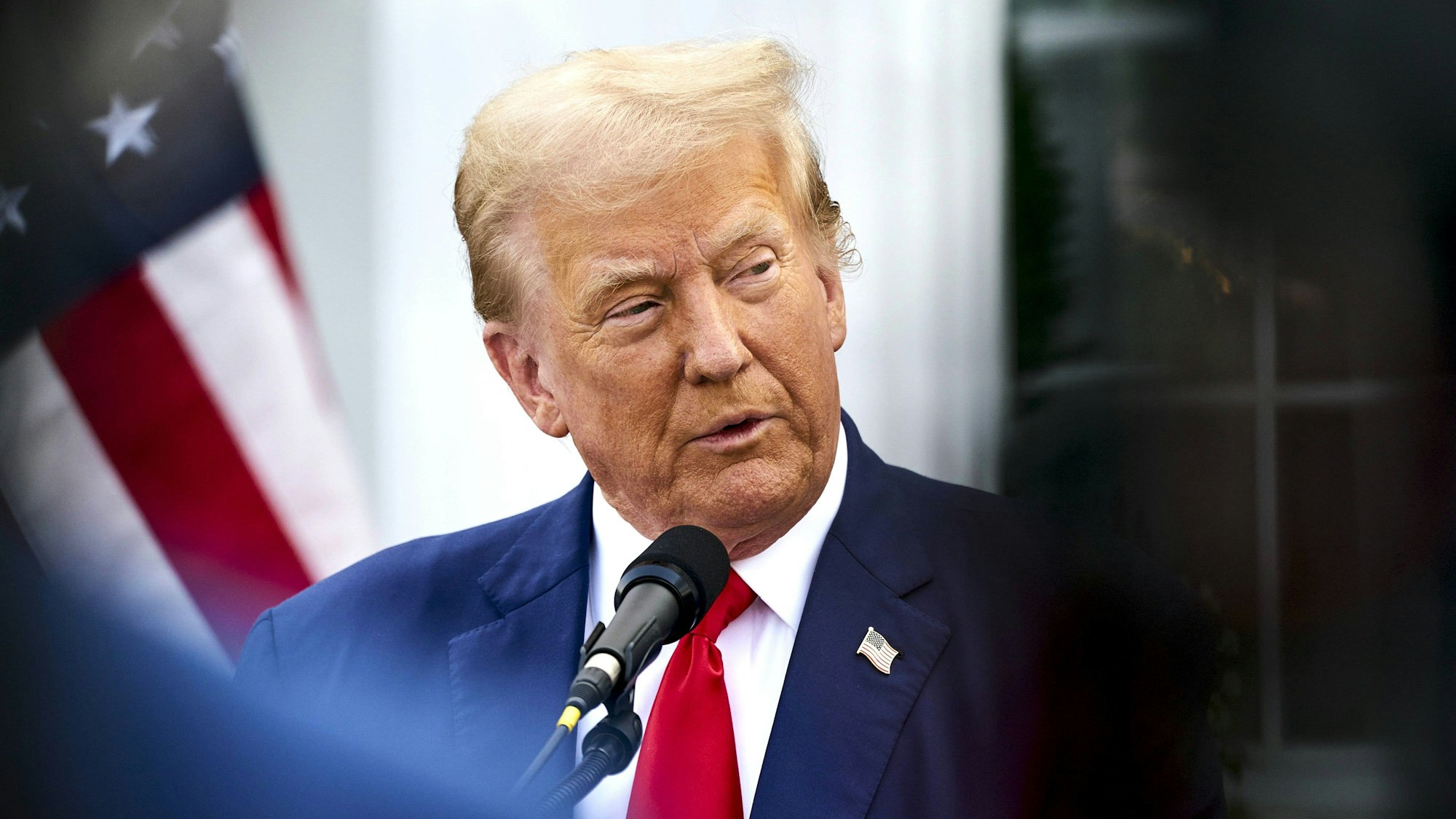 Donald Trump bei einer Pressekonferenz. Der Republikaner ist im Rennen um das Weiße Haus gegen Kamala Harris unter Druck geraten. (Archivbild)