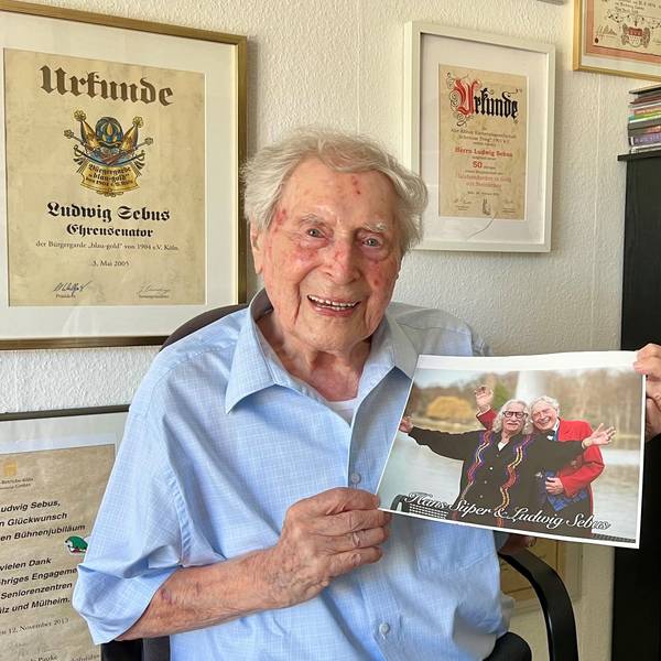 Ludwig Sebus zeigt in seinem Arbeitszimmer ein Foto von sich und seinem verstorbenen Kollegen und Freund Hans Süper