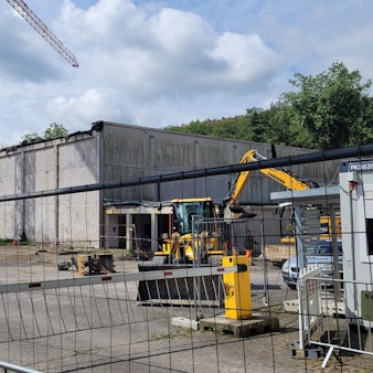 Baugeräte entkernen eine Schulturnhalle.