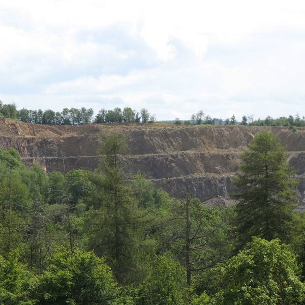 Blick vom Schabernacker Berg auf den Steinbruch Imhausen in Windeck.