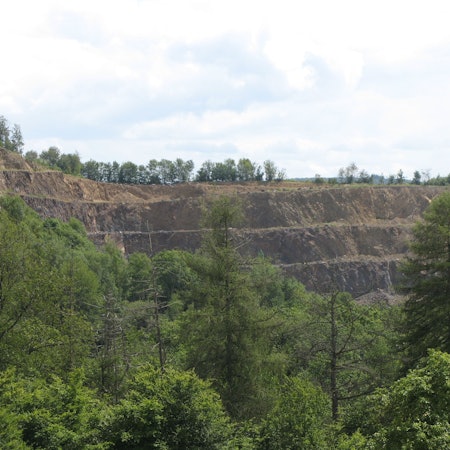 Blick vom Schabernacker Berg auf den Steinbruch Imhausen in Windeck.