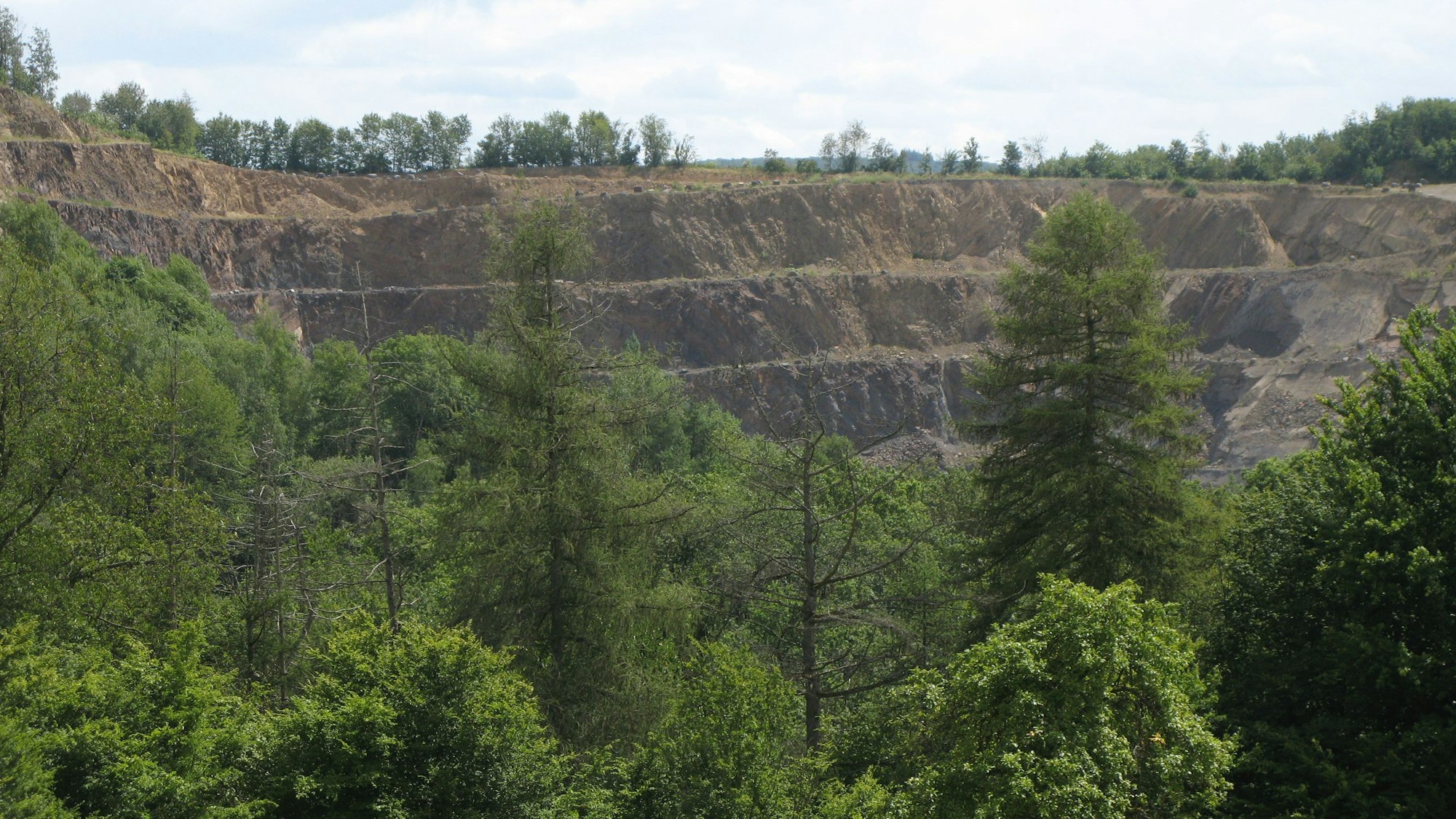 Blick vom Schabernacker Berg auf den Steinbruch Imhausen in Windeck.
