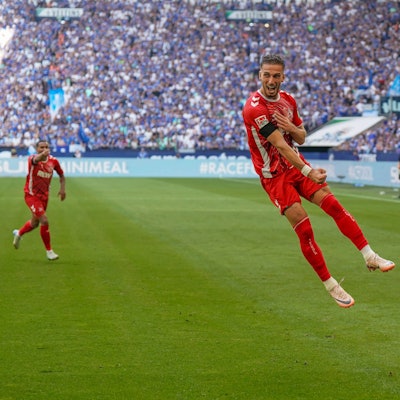 Leart Pacarada gelang am Sonntag beim 3:1-Sieg des FC gegen Schalke 04 eine traumhafte Torvorlage.