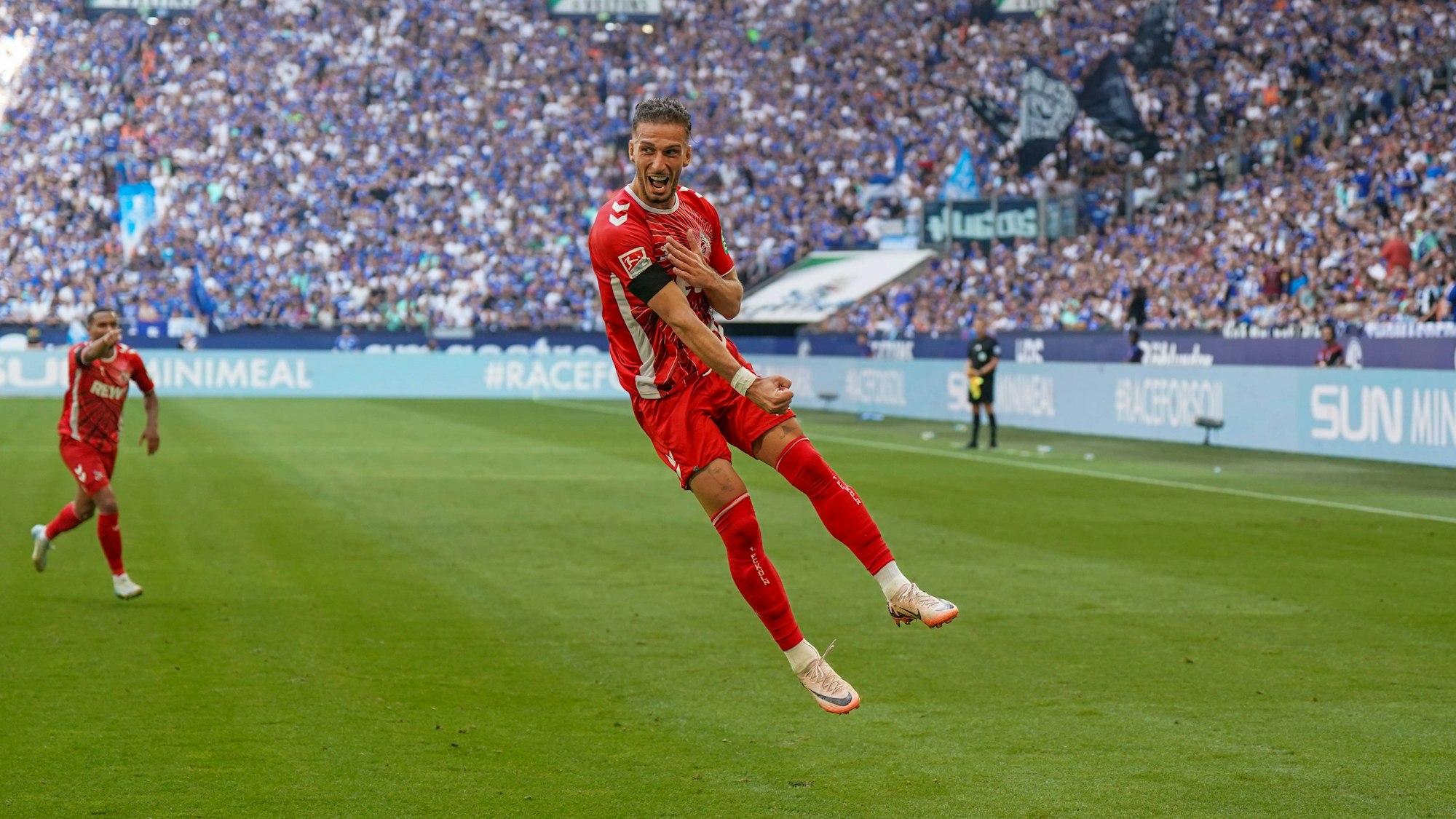 Leart Pacarada gelang am Sonntag beim 3:1-Sieg des FC gegen Schalke 04 eine traumhafte Torvorlage.