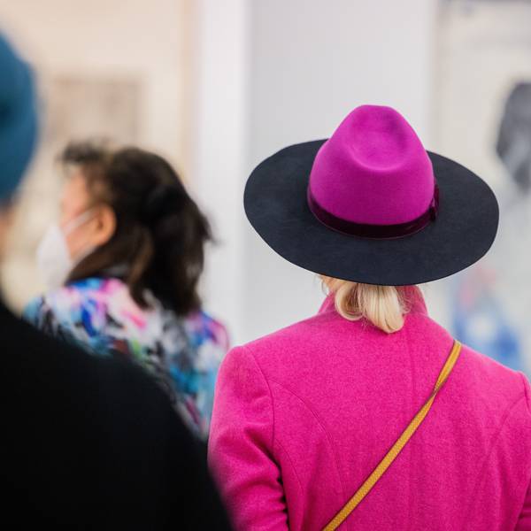 Besucher der Art Cologne gehen durch eine Messehalle der Kunstmesse Art Cologne.