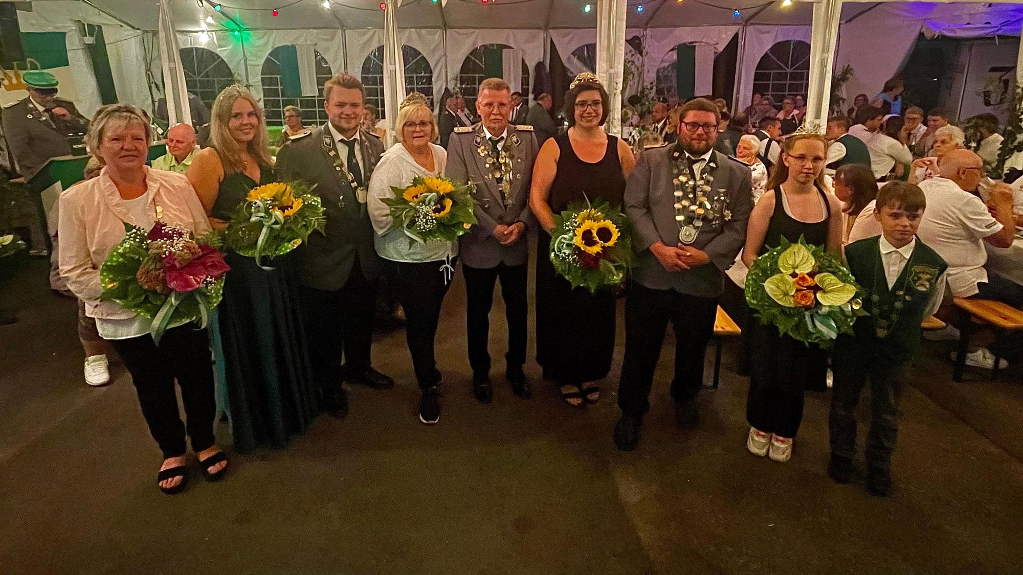 Die neuen Majestäten nach ihrer Krönung im Zelt beim Gruppenfoto.