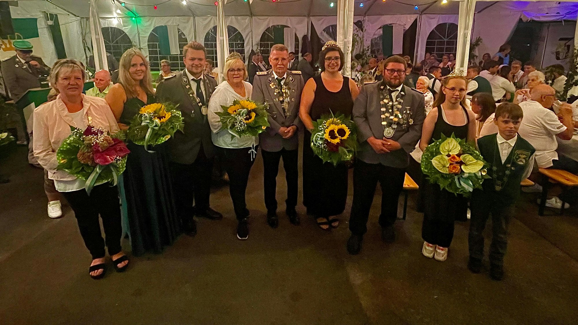 Die neuen Majestäten nach ihrer Krönung im Zelt beim Gruppenfoto.