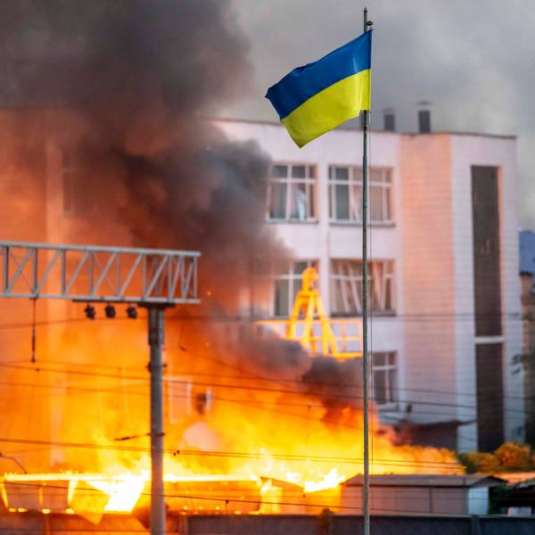 02.09.2024, Ukraine, Kiew: Die ukrainische Flagge weht über dem dichten Rauch, der von einem Feuer nach einem russischen Raketenangriff aufsteigt. Foto: Andreas Stroh/ZUMA Press Wire/dpa +++ dpa-Bildfunk +++