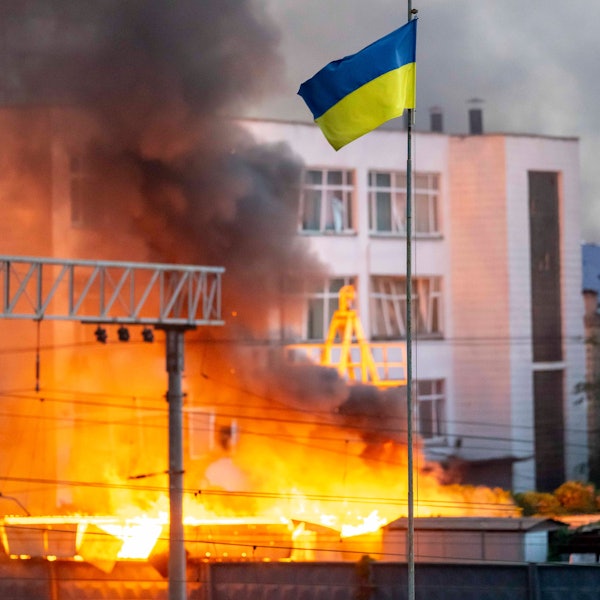 02.09.2024, Ukraine, Kiew: Die ukrainische Flagge weht über dem dichten Rauch, der von einem Feuer nach einem russischen Raketenangriff aufsteigt. Foto: Andreas Stroh/ZUMA Press Wire/dpa +++ dpa-Bildfunk +++