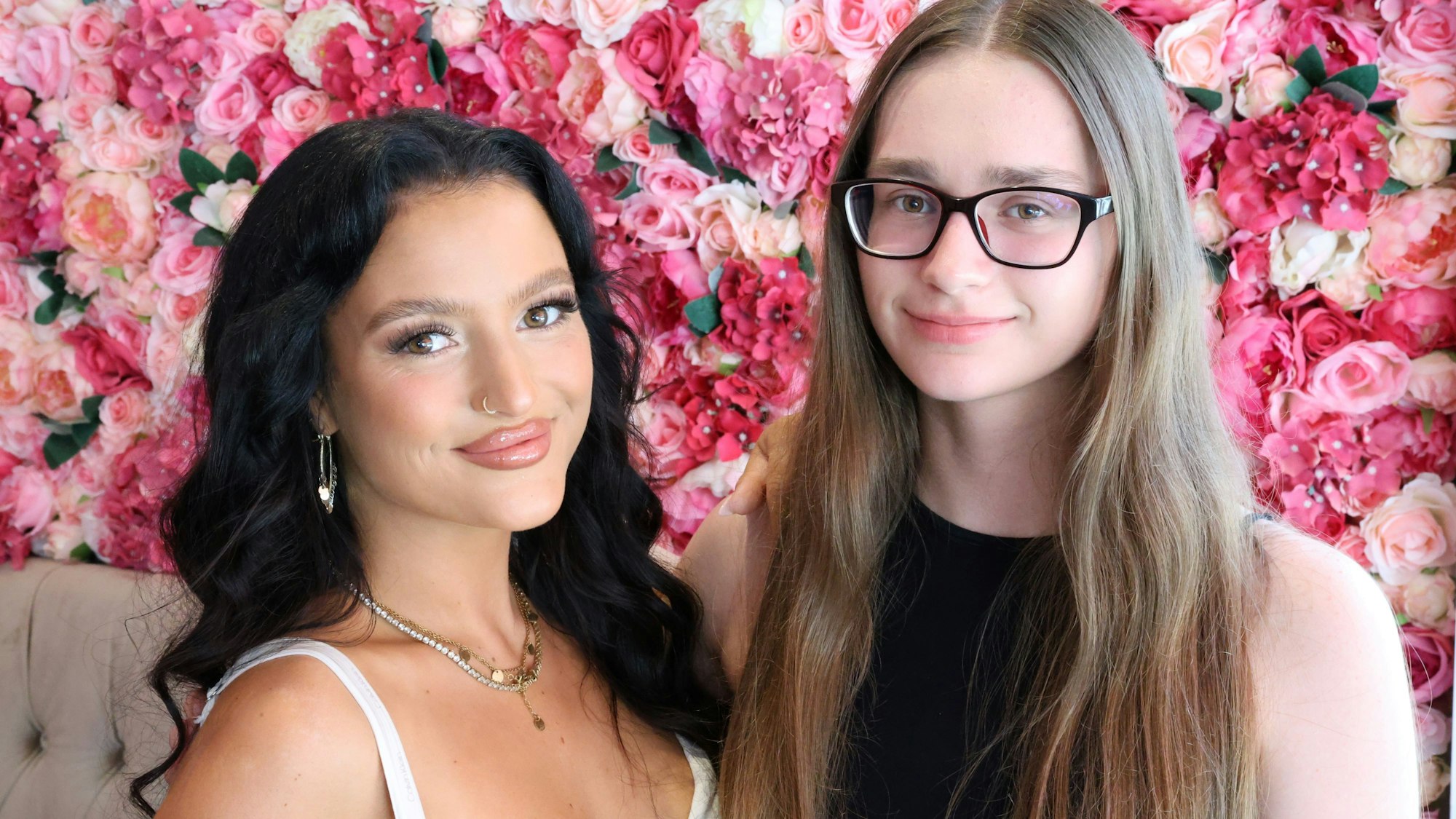 Eine Bewerberin freut sich über das Foto mit einer Fernseh-Schauspielerin.