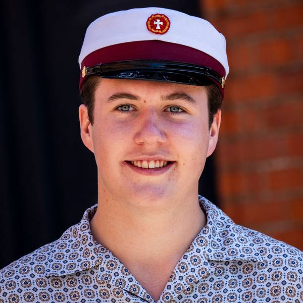 Kronprinz Christian von Dänemark posiert für ein Foto, nachdem er sein Abitur am Ordrup Gymnasium in Kopenhagen bestanden hat.